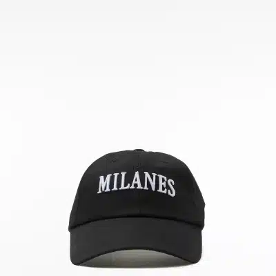 Cappello M Signature visto dal davanti. Ricamo nero. Nuovo stile Milanes.  