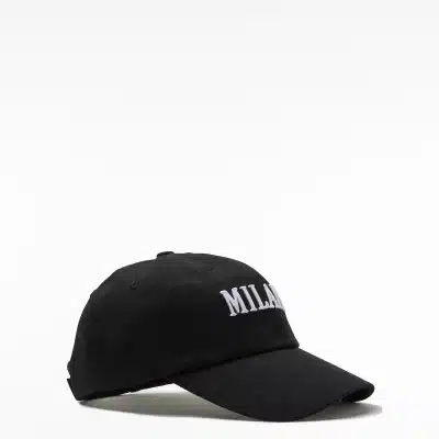 Cappello M Signature visto di lato. Ricamo nero. Nuovo stile Milanes.  