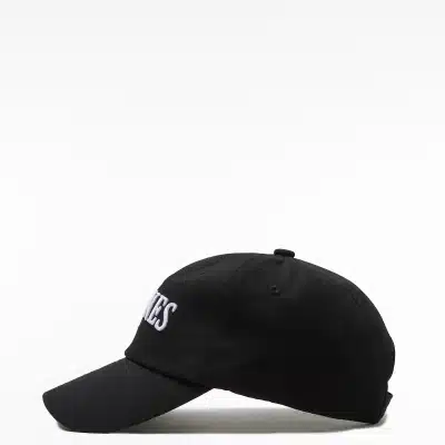 Cappello M Signature visto di lato. Ricamo nero. Nuovo stile Milanes.  